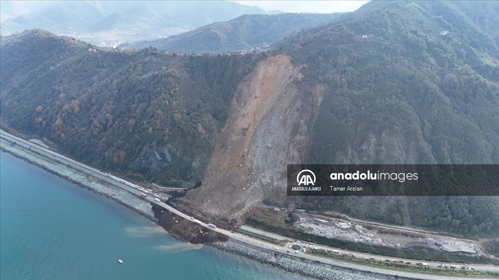 Artvin'de heyelan sonucu kapanan Karadeniz Sahil Yolu'nda çalışmalar devam ediyor