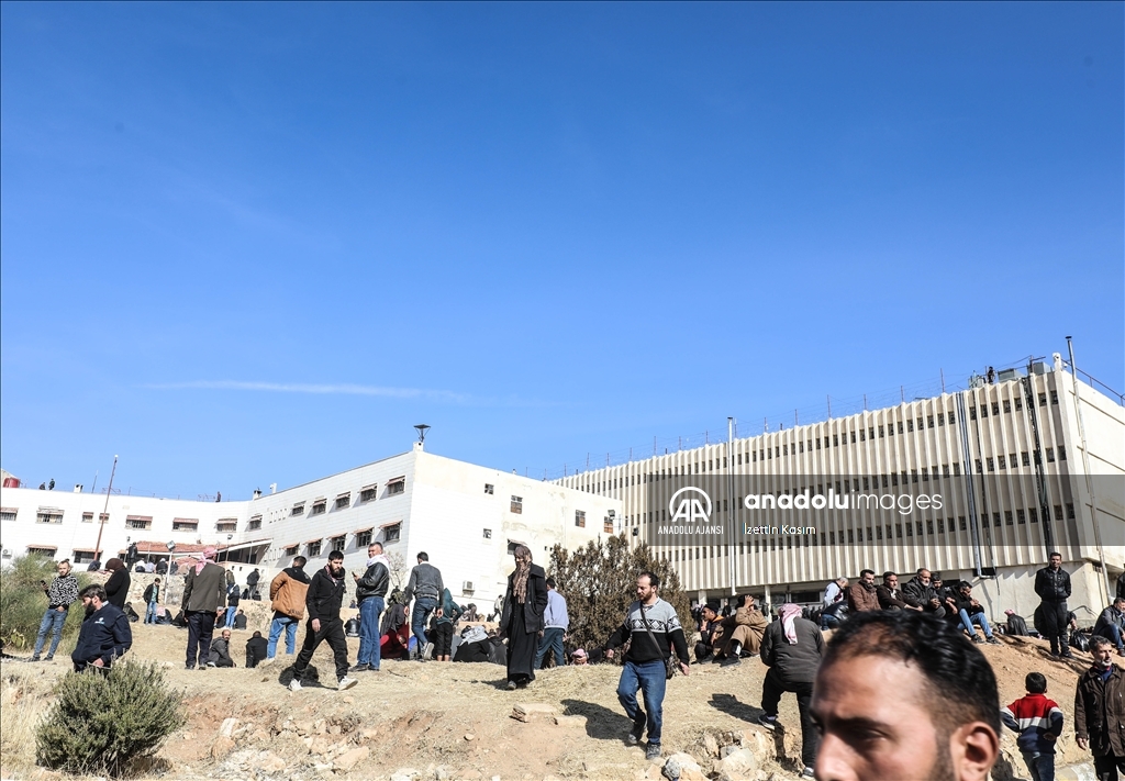 AA, devrilen rejimin işkencehanesi Sednaya'da gizli bölme iddialarını araştıran ekiplerin çalışmalarını görüntüledi