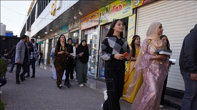 Süleymaniye’deki Suriyeliler, Baas rejiminin çöküşünü kutlamak için tatlı dağıttı