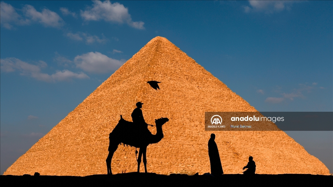 Giza piramitleri her yıl milyonlarca ziyaretçiyi ağırlıyor