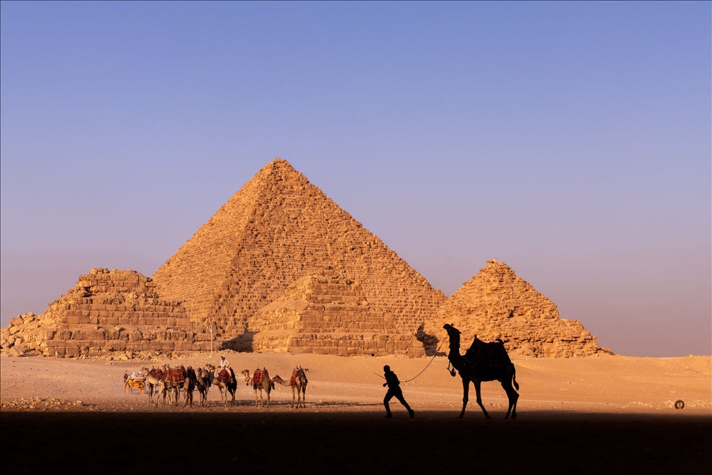 Giza piramitleri her yıl milyonlarca ziyaretçiyi ağırlıyor