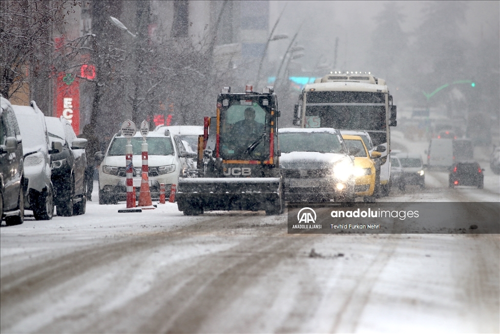 Erzurum'da kar yağışı etkisini sürdürüyor
