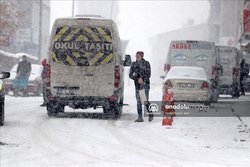 Erzurum'da kar yağışı etkisini sürdürüyor