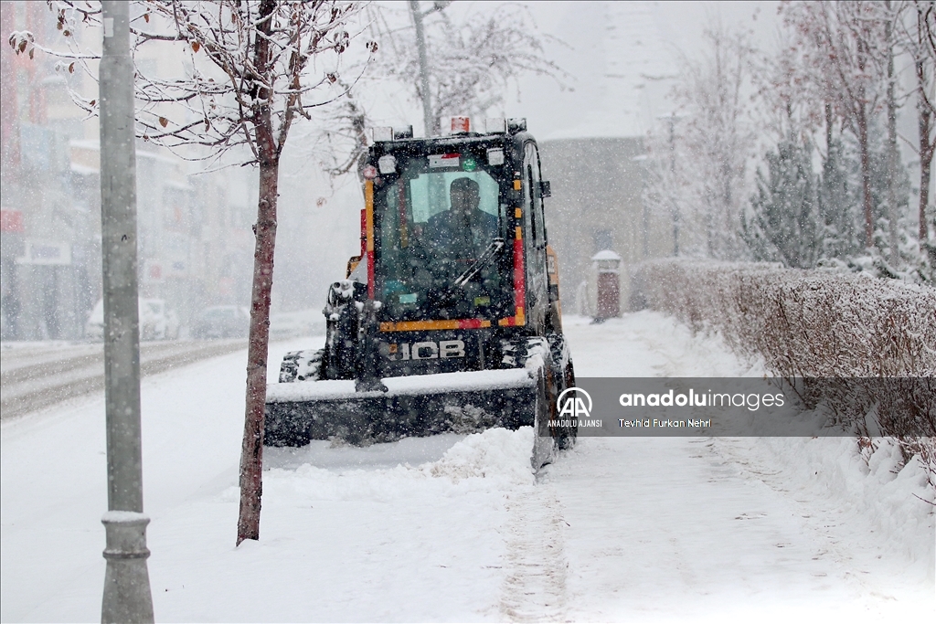 Erzurum'da kar yağışı etkisini sürdürüyor