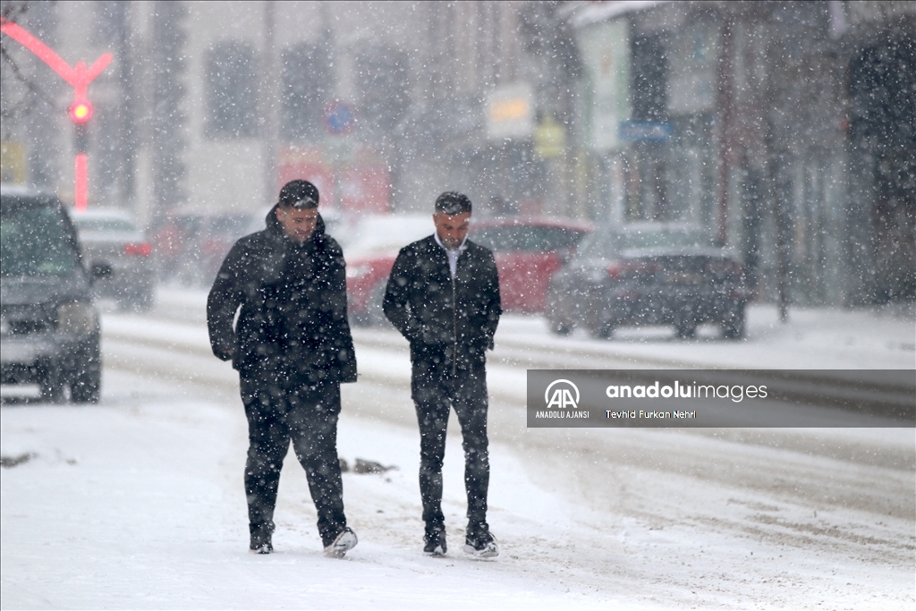 Erzurum'da kar yağışı etkisini sürdürüyor