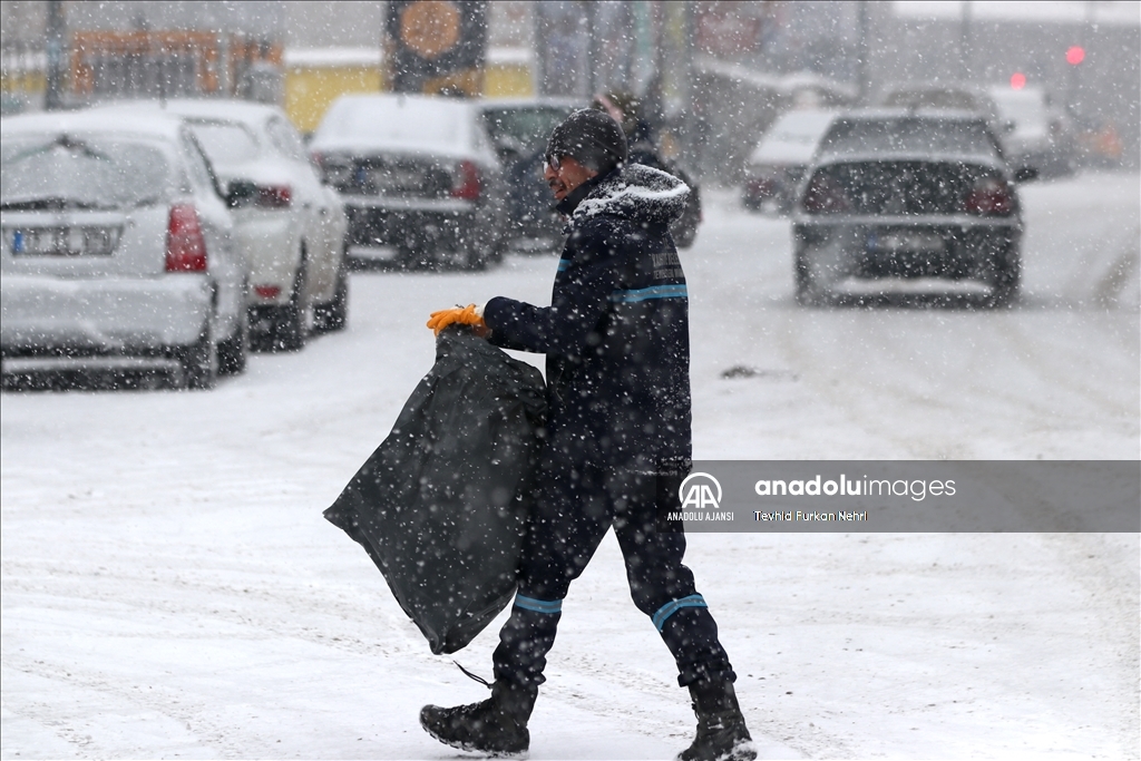 Erzurum'da kar yağışı etkisini sürdürüyor