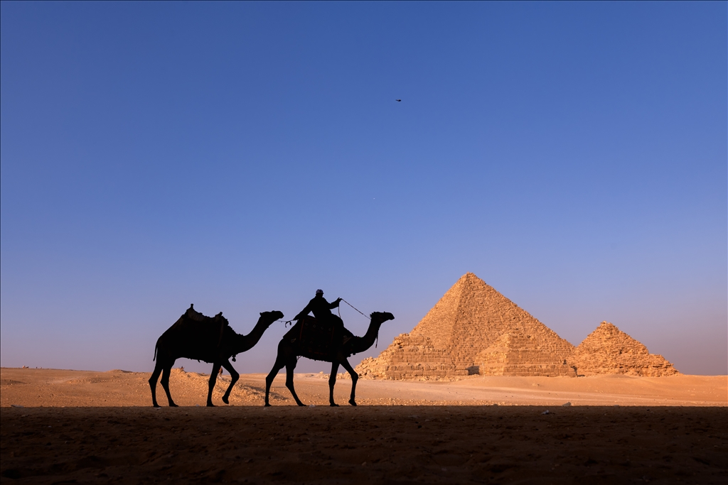 Giza piramitleri her yıl milyonlarca ziyaretçiyi ağırlıyor