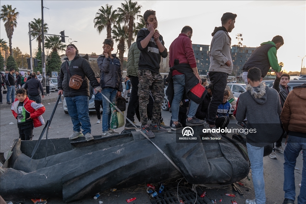 Suriye'de halk, kanlı rejimin sembolü olarak gördüğü Hafız Esed heykellerini yıkıyor