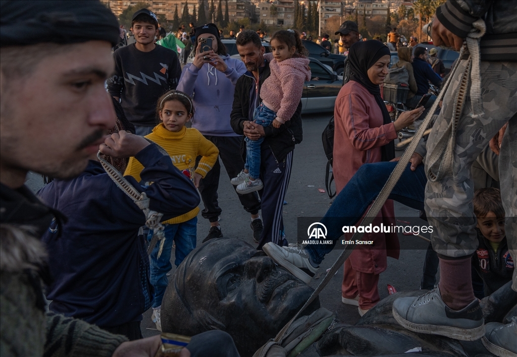 Suriye'de halk, kanlı rejimin sembolü olarak gördüğü Hafız Esed heykellerini yıkıyor