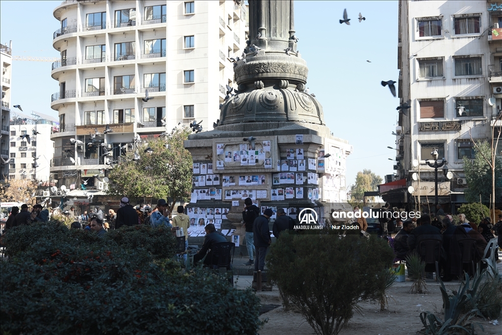 Suriyeliler, Şam'ın Merce Meydanı'na astıkları ilanlarla yakınlarını arıyor