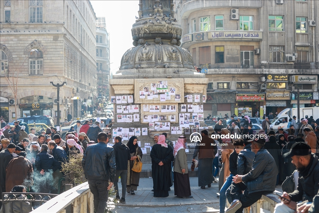 Suriyeliler, Şam'ın Merce Meydanı'na astıkları ilanlarla yakınlarını arıyor