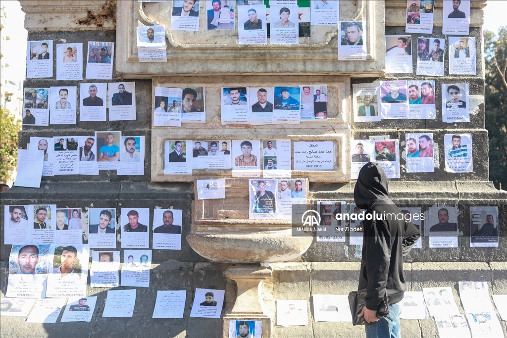 Suriyeliler, Şam'ın Merce Meydanı'na astıkları ilanlarla yakınlarını arıyor