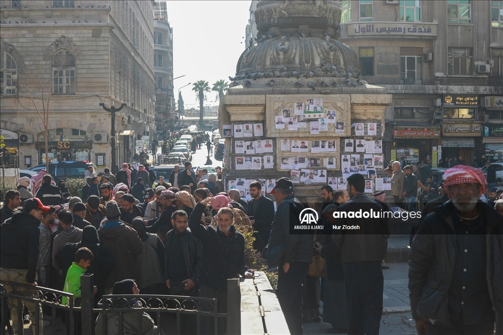 Suriyeliler, Şam'ın Merce Meydanı'na astıkları ilanlarla yakınlarını arıyor