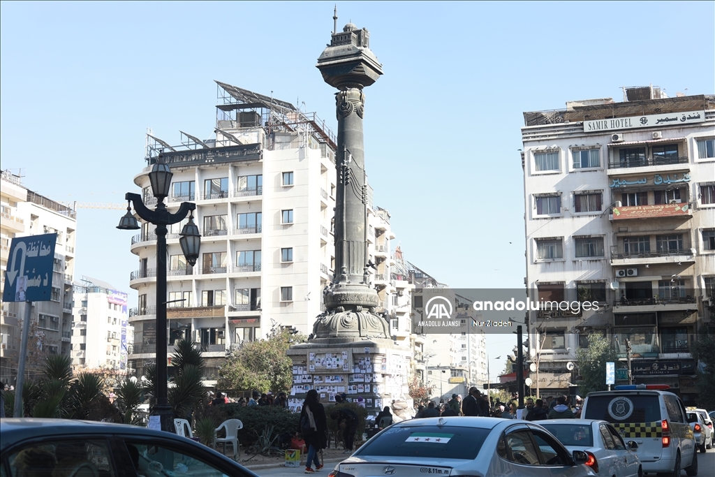 Suriyeliler, Şam'ın Merce Meydanı'na astıkları ilanlarla yakınlarını arıyor