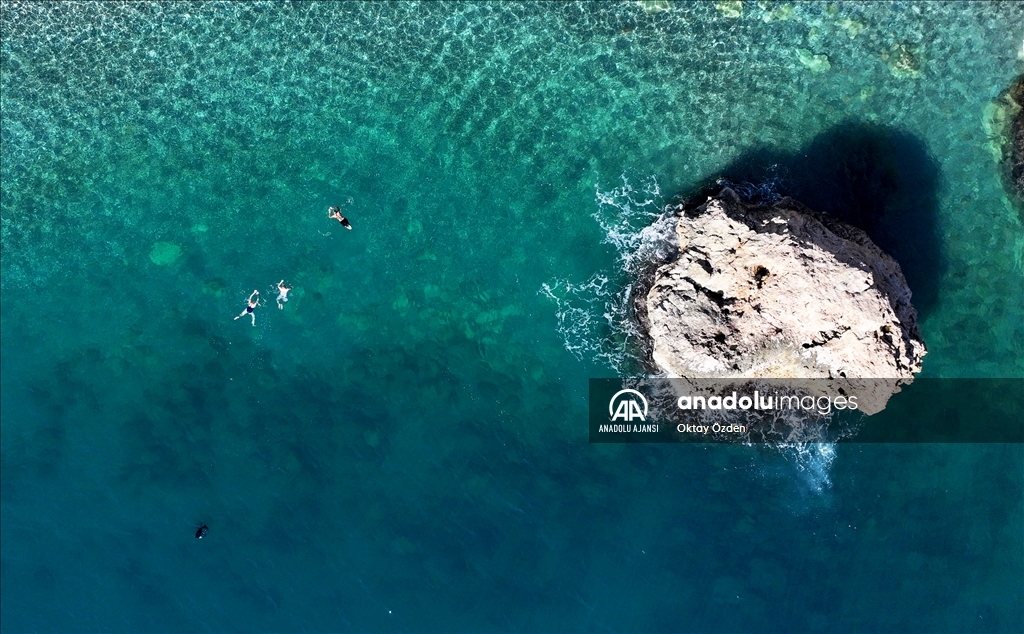 Dağlarında kar, sahillerinde bahar hakim olan Antalya'da deniz keyfi