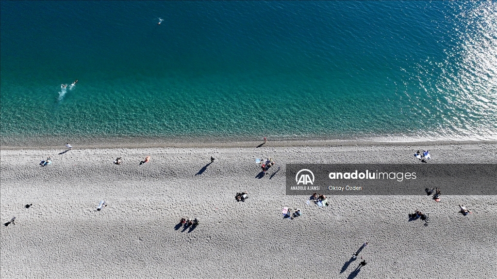Dağlarında kar, sahillerinde bahar hakim olan Antalya'da deniz keyfi
