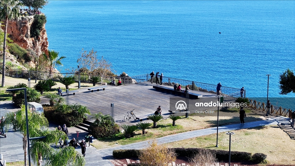 Dağlarında kar, sahillerinde bahar hakim olan Antalya'da deniz keyfi