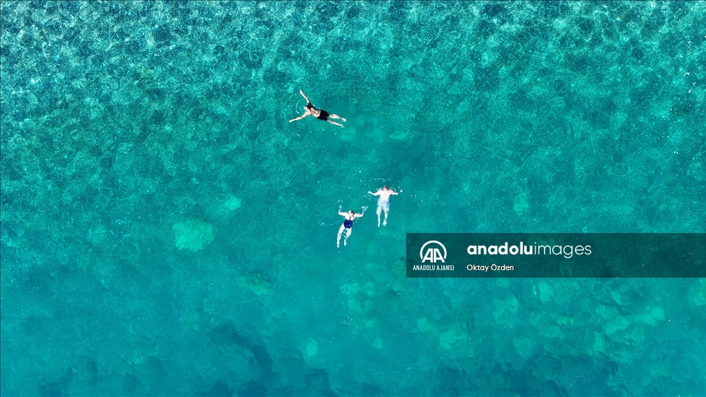 Dağlarında kar, sahillerinde bahar hakim olan Antalya'da deniz keyfi