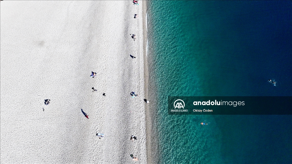 Dağlarında kar, sahillerinde bahar hakim olan Antalya'da deniz keyfi