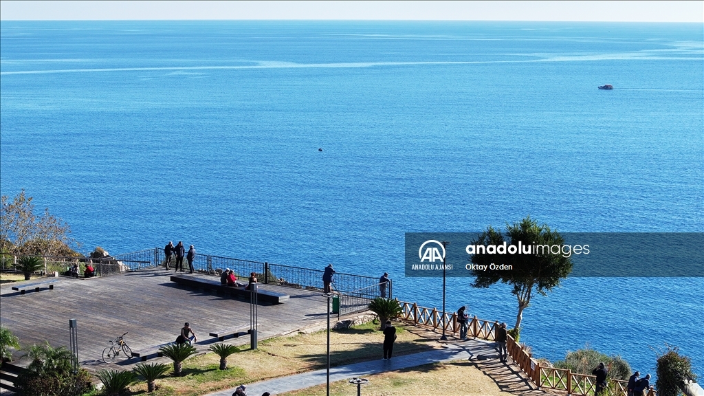 Dağlarında kar, sahillerinde bahar hakim olan Antalya'da deniz keyfi