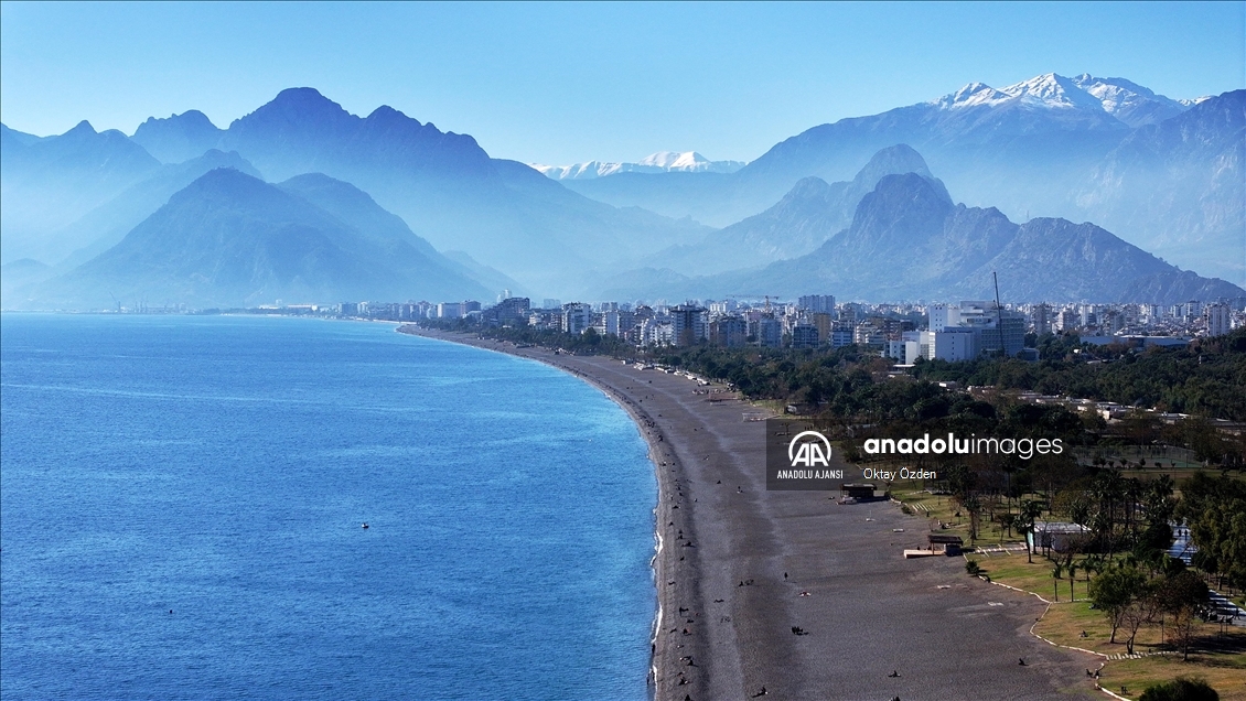 Dağlarında kar, sahillerinde bahar hakim olan Antalya'da deniz keyfi