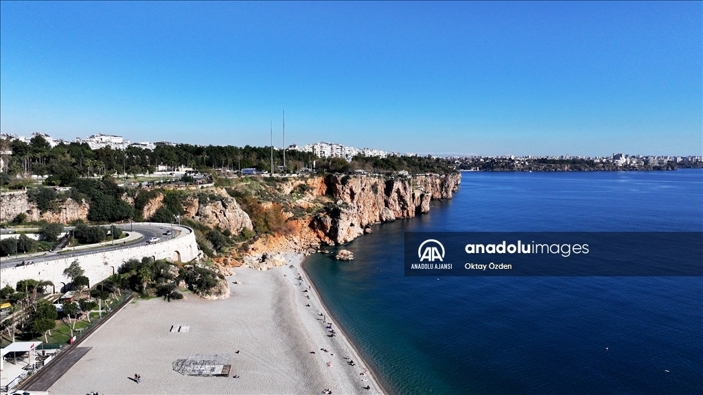 Dağlarında kar, sahillerinde bahar hakim olan Antalya'da deniz keyfi
