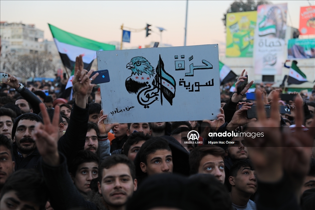 Suriye’nin Hama kendinde 10 binler Esed rejiminin devrilmesini kutladı