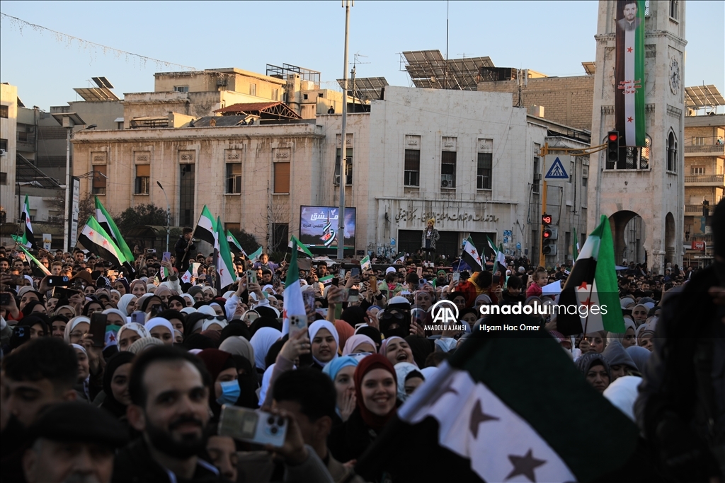 Suriye’nin Hama kendinde 10 binler Esed rejiminin devrilmesini kutladı