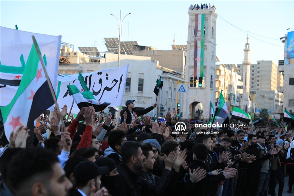 Suriye’nin Hama kendinde 10 binler Esed rejiminin devrilmesini kutladı
