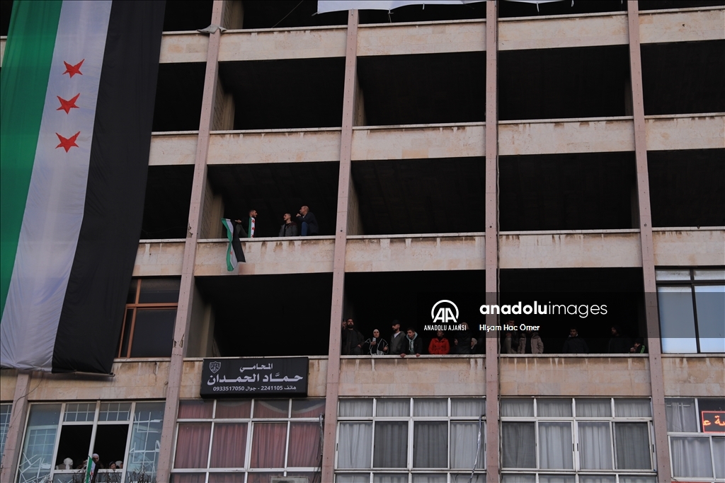 Suriye’nin Hama kendinde 10 binler Esed rejiminin devrilmesini kutladı