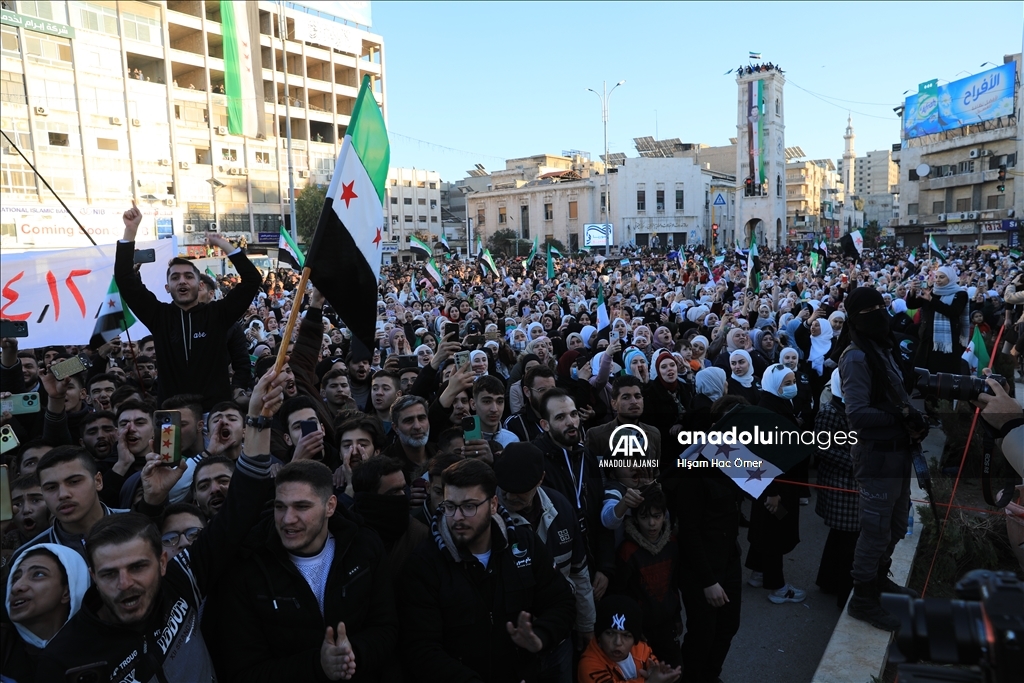 Suriye’nin Hama kendinde 10 binler Esed rejiminin devrilmesini kutladı