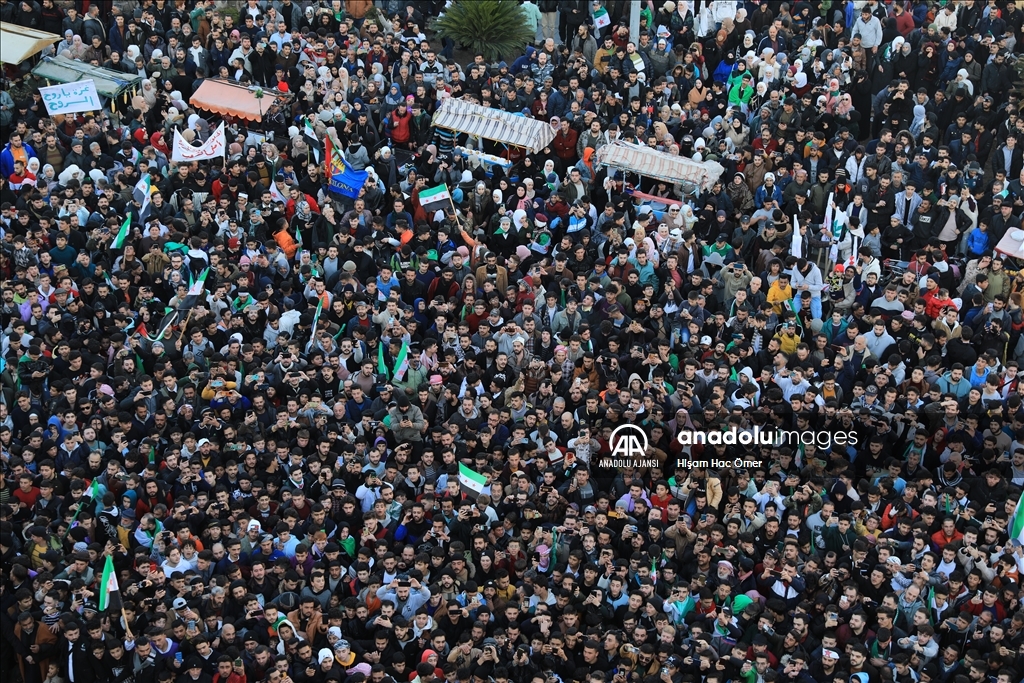 Suriye’nin Hama kendinde 10 binler Esed rejiminin devrilmesini kutladı