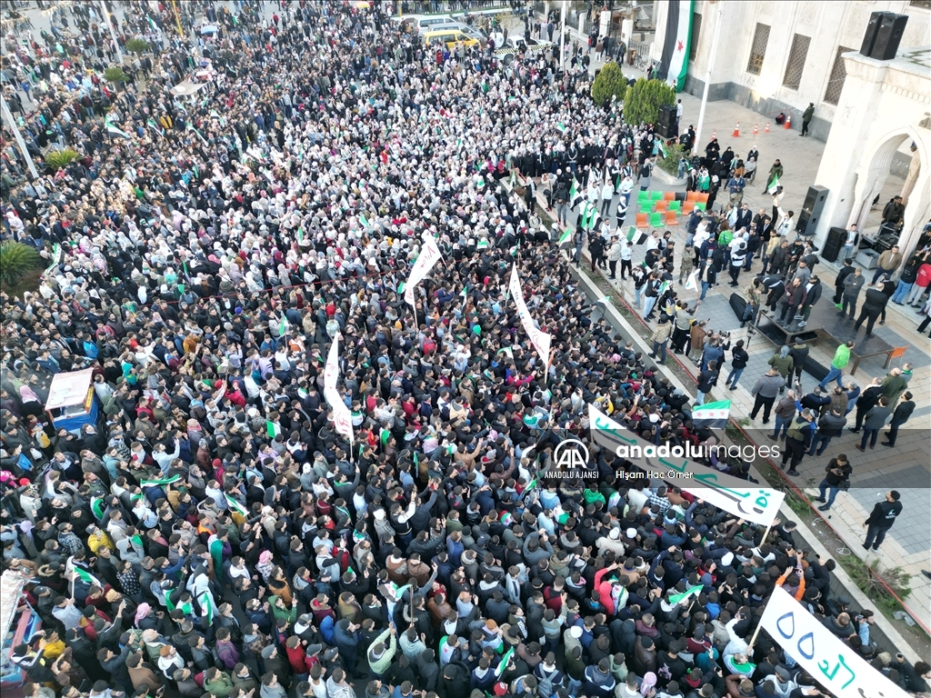 Suriye’nin Hama kendinde 10 binler Esed rejiminin devrilmesini kutladı