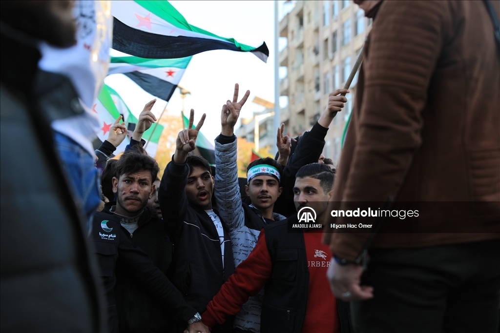 Suriye’nin Hama kendinde 10 binler Esed rejiminin devrilmesini kutladı