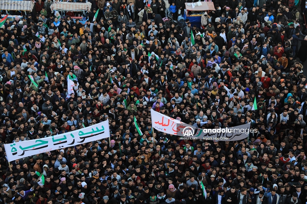 Suriye’nin Hama kendinde 10 binler Esed rejiminin devrilmesini kutladı