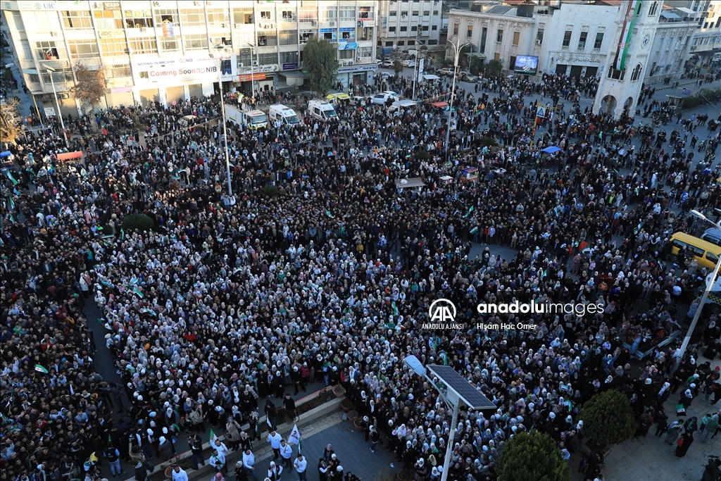 Suriye’nin Hama kendinde 10 binler Esed rejiminin devrilmesini kutladı