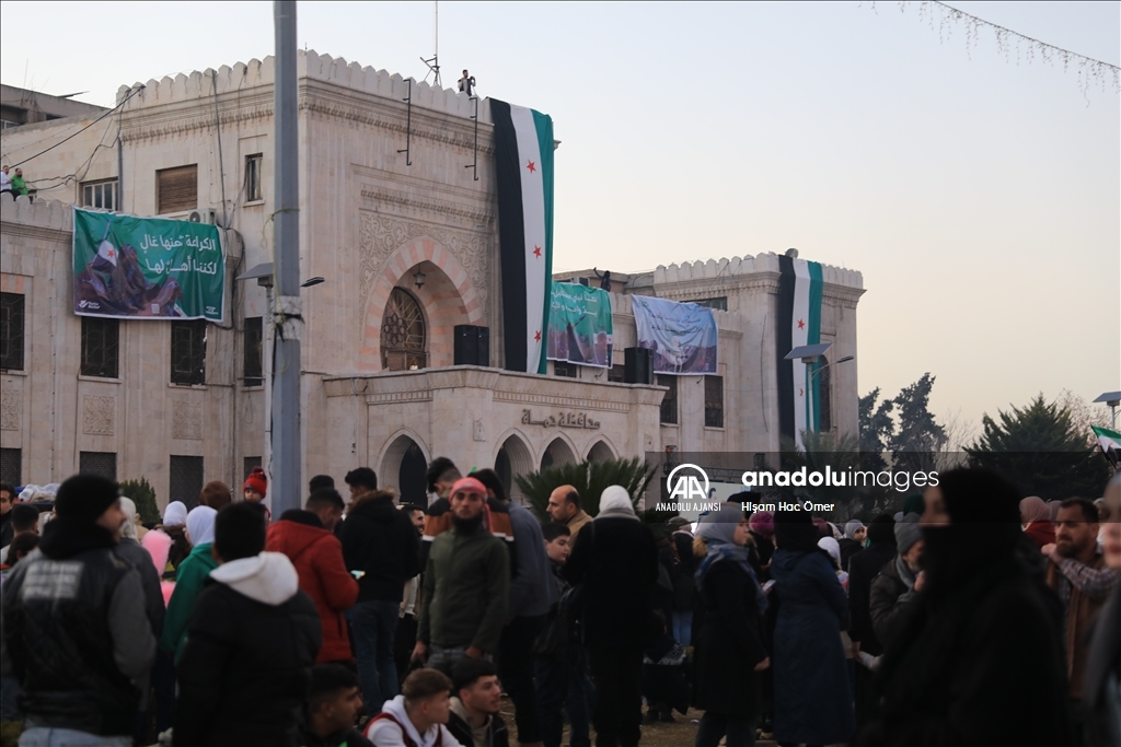 Suriye’nin Hama kendinde 10 binler Esed rejiminin devrilmesini kutladı