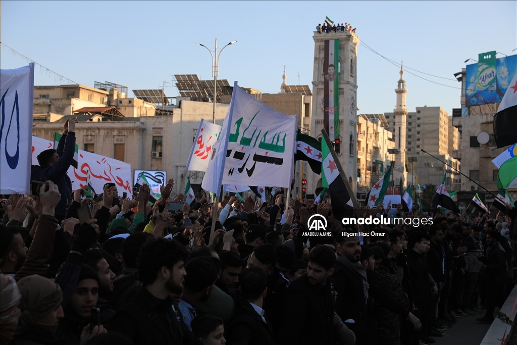 Suriye’nin Hama kendinde 10 binler Esed rejiminin devrilmesini kutladı
