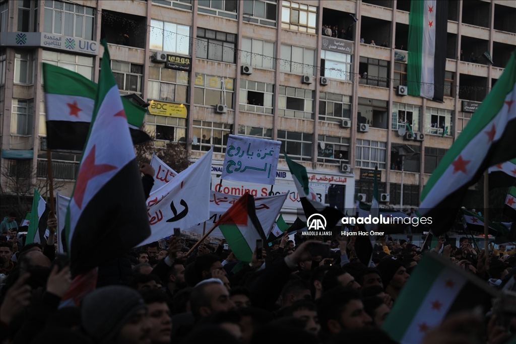 Suriye’nin Hama kendinde 10 binler Esed rejiminin devrilmesini kutladı