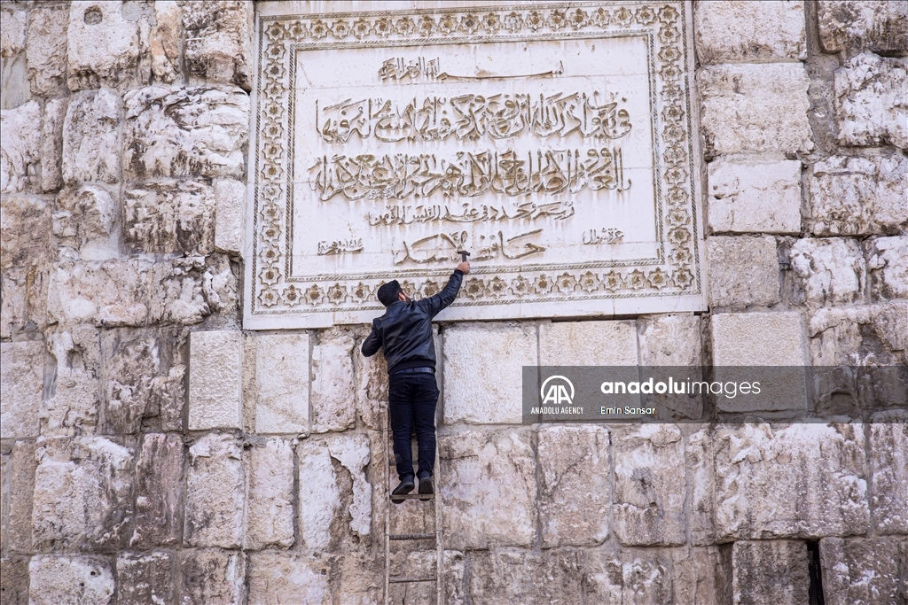 دمشق.. إزالة اسم حافظ الأسد من جدار المسجد الأموي