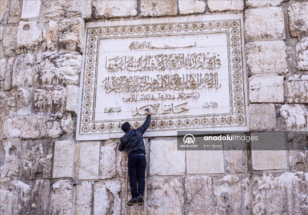 دمشق.. إزالة اسم حافظ الأسد من جدار المسجد الأموي