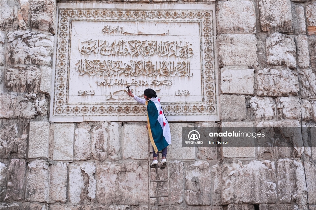 دمشق.. إزالة اسم حافظ الأسد من جدار المسجد الأموي