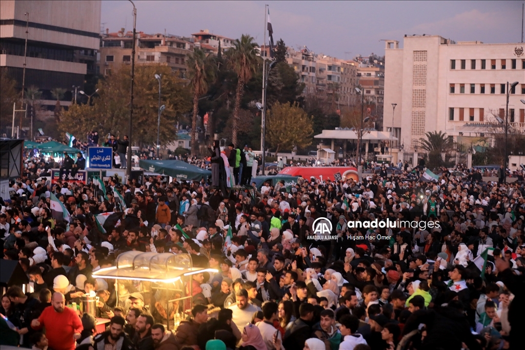 Şam’da cuma namazı sonrası Emevi Meydanı’nda kutlamalara devam ediliyor