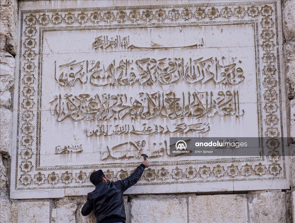 دمشق.. إزالة اسم حافظ الأسد من جدار المسجد الأموي