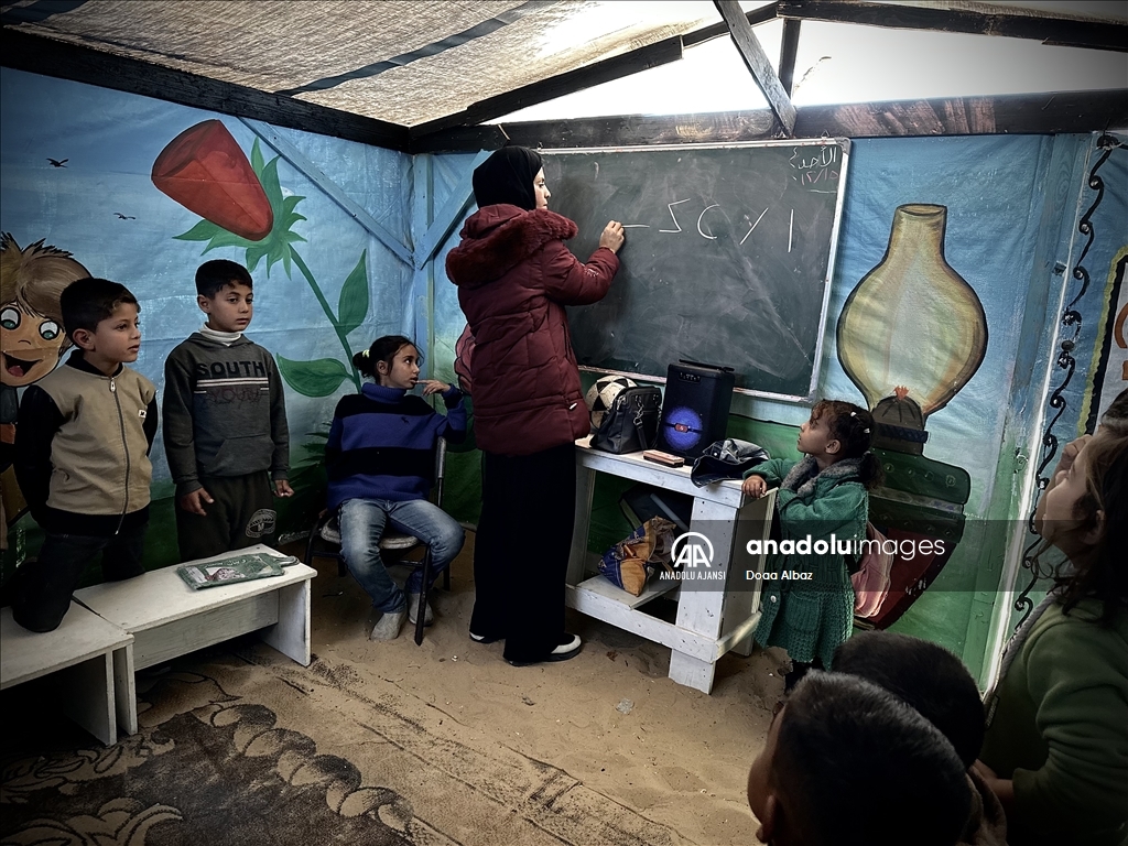 İsrail saldırıları altındaki Gazze'de öğrenciler, çadırda eğitimlerine devam ediyor