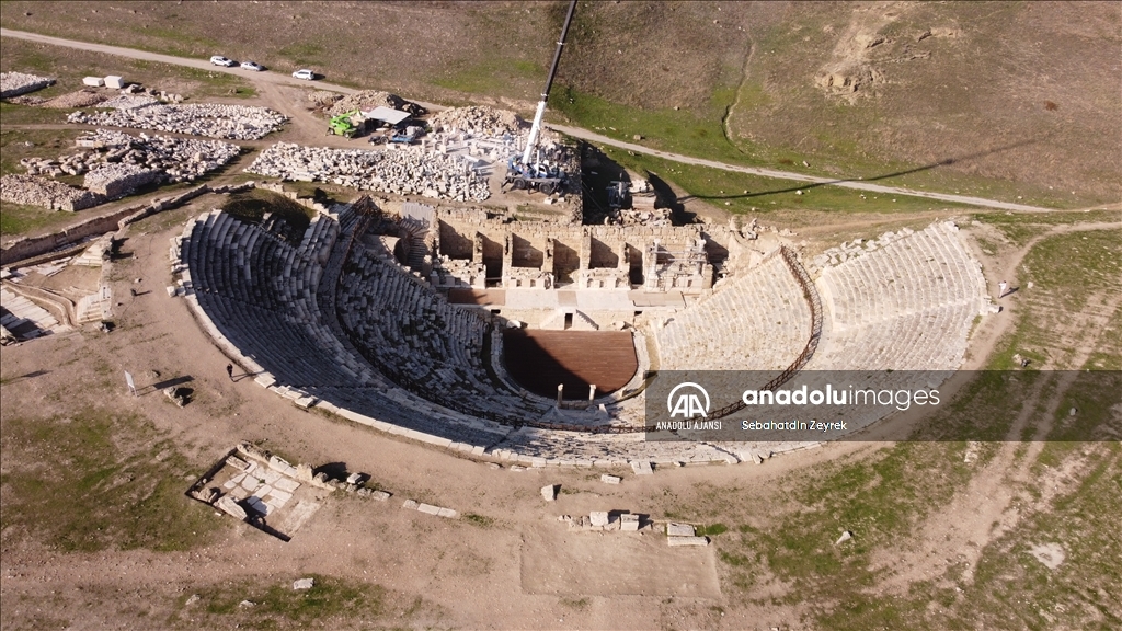 Laodikya'daki antik tiyatroların biri halk diğeri iş insanları için kullanılmış