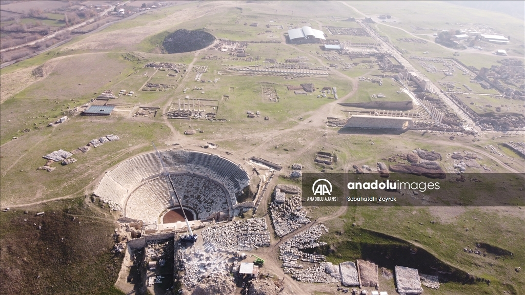 Laodikya'daki antik tiyatroların biri halk diğeri iş insanları için kullanılmış