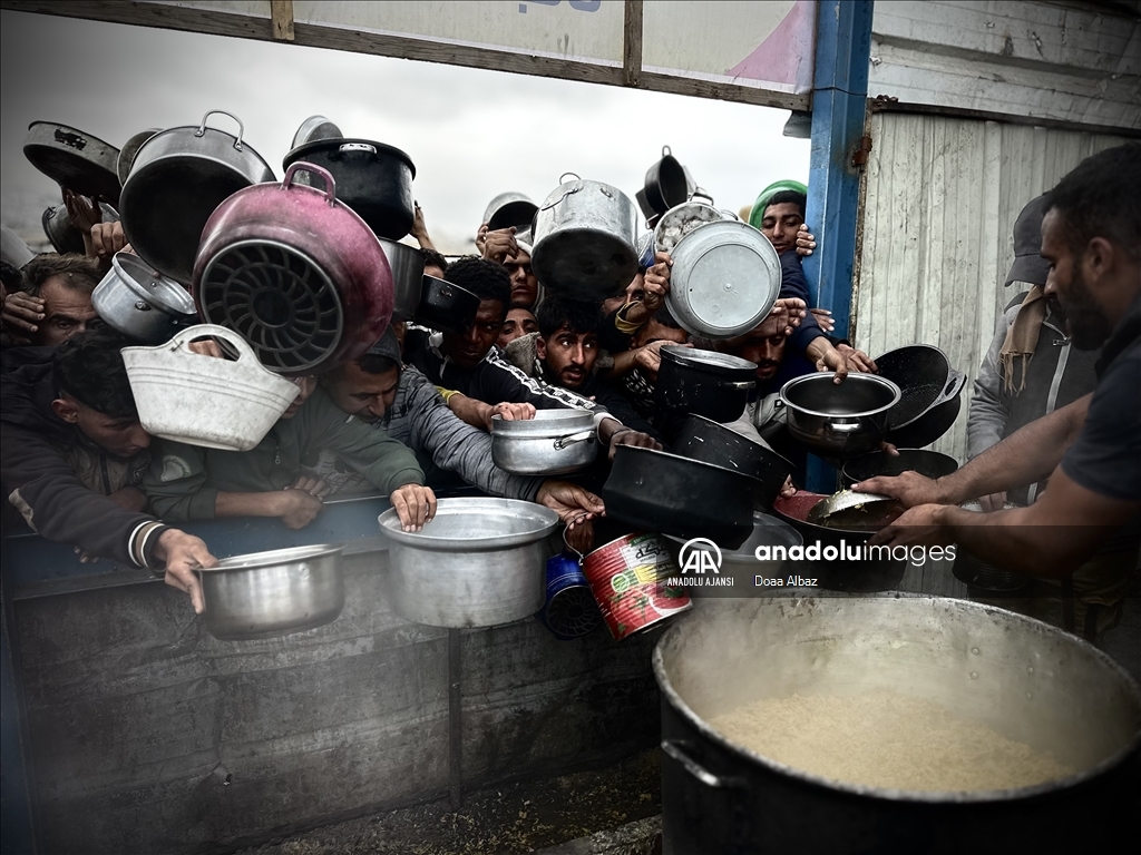 Gazze'de yerinden edilmiş Filistinlilere yemek dağıtıldı