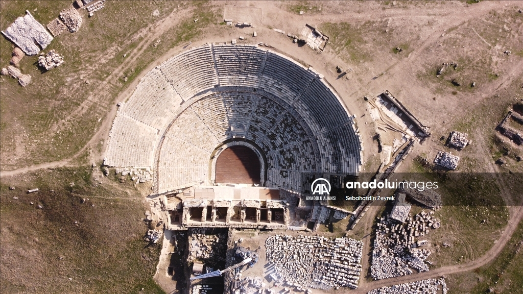 Laodikya'daki antik tiyatroların biri halk diğeri iş insanları için kullanılmış