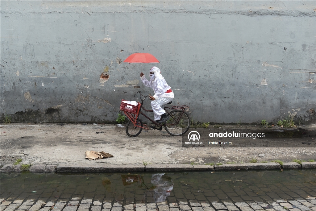 Brezilyalı Noel Baba, Rio De Janeiro'da faveladaki çocukları ziyaret etti